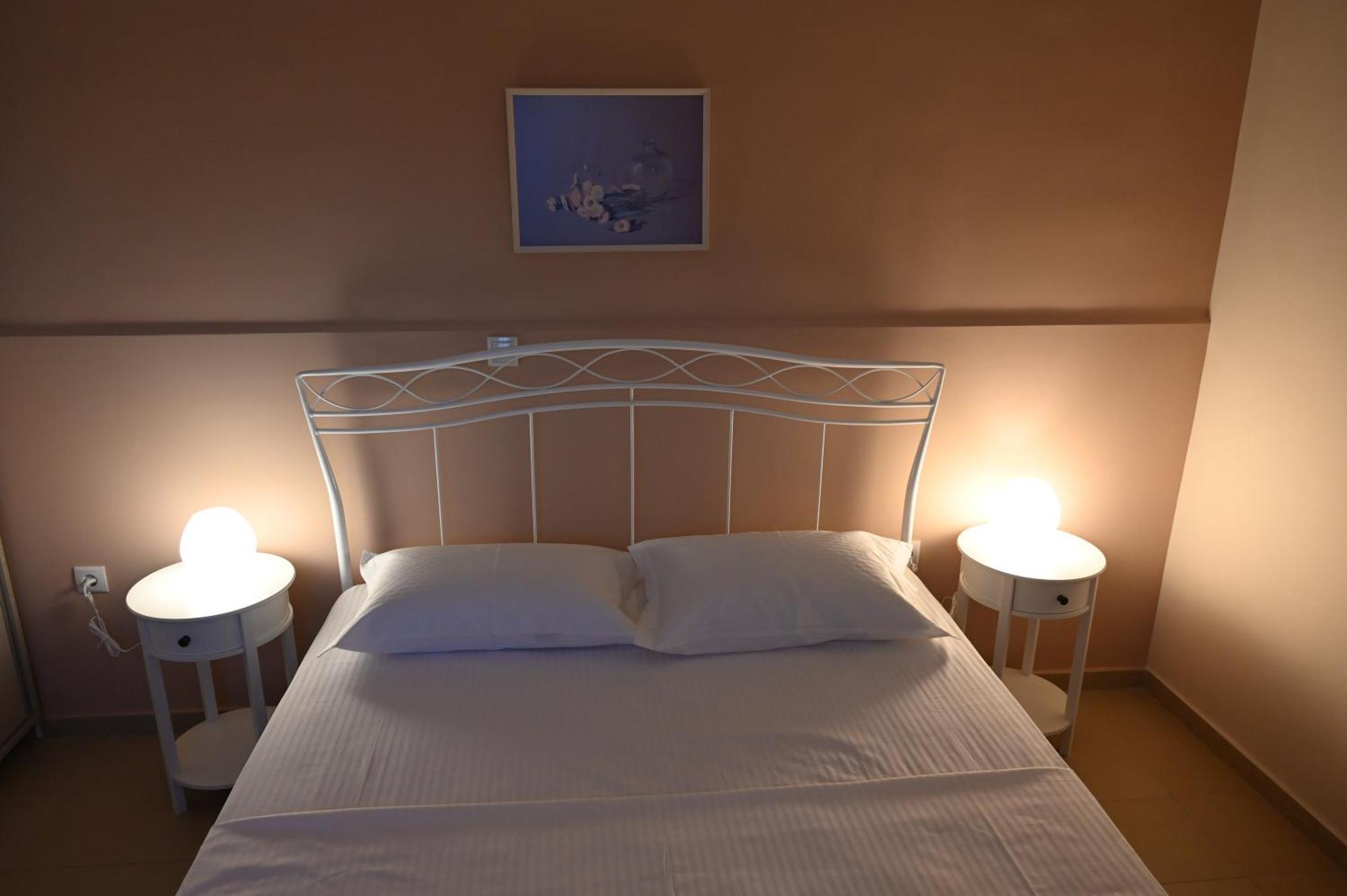 Evita'S Guesthouse Agia Marina Mikrolimanou Buitenkant foto